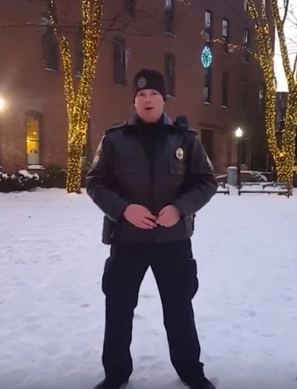 Solo Cop Starts Singing Beautiful Christmas Classic. Clip Recorded Is Filling The Internet With Glee - picture 2