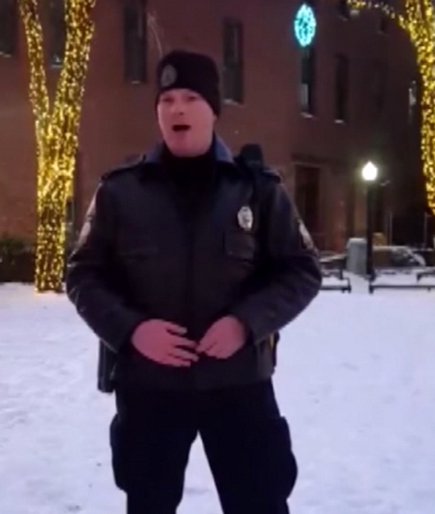 Solo Cop Starts Singing Beautiful Christmas Classic. Clip Recorded Is Filling The Internet With Glee - picture 3