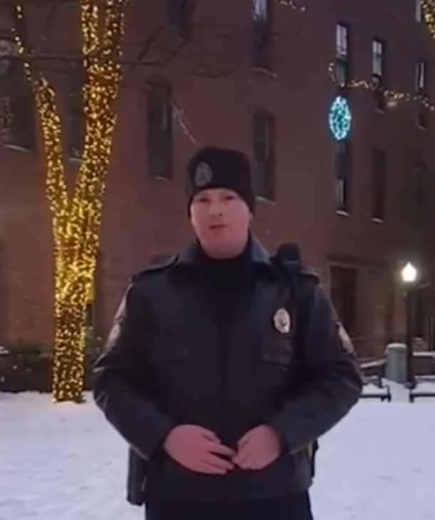 Solo Cop Starts Singing Beautiful Christmas Classic. Clip Recorded Is Filling The Internet With Glee - picture 4