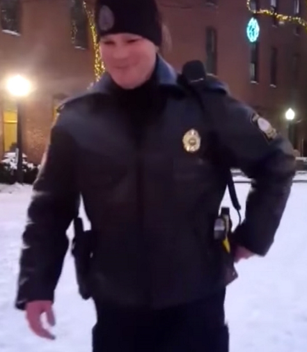 Solo Cop Starts Singing Beautiful Christmas Classic. Clip Recorded Is Filling The Internet With Glee - picture 5