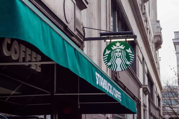Starbucks employee discreetly helps a teenager in need by passing a note on her coffee cup. - picture 5