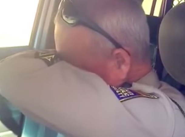 State Trooper Calls One Number Over & Over. After 37 Years, A Voice Over The Radio Makes Him Loses It - picture 3