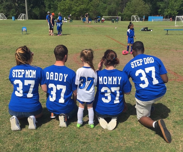 Stepmom Posts Picture Of This Girl's Mommy & Stepdad, Suddenly Everyone Notices Her Clothes... - picture 3