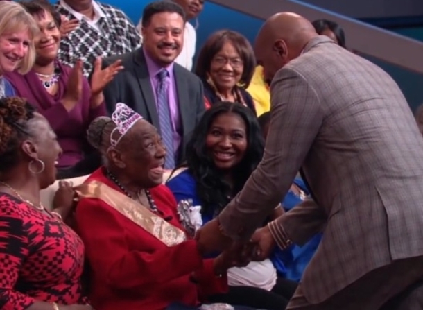 Steve Harvey Sees An Elderly Woman In The Audience, Then He Walks Off The Set - picture 3
