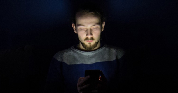 Stop Using Your Smartphone At Night! Here's 3 Huge Reasons Why! - picture 2
