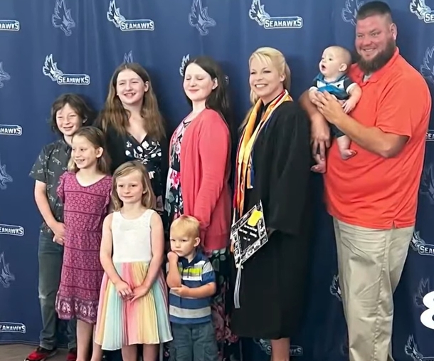 Story About How A Post-It Note Inspired A Mother Of 7 Kids To Graduate College — As Valedictorian! - picture 5
