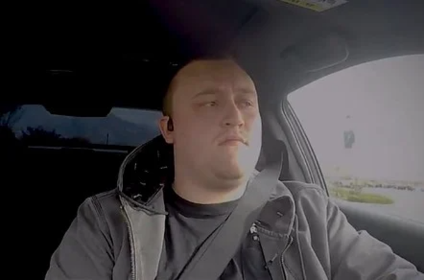 Stranger Helps Driver Escape Burning Car Just In The Nick Of Time: “Move Over Right Now!” - picture 2