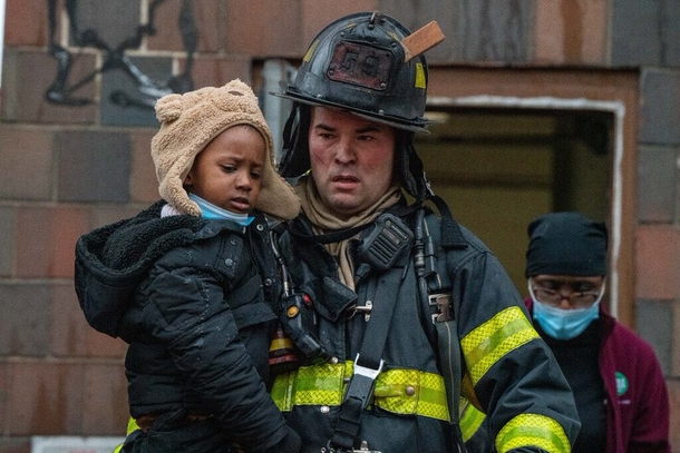 Stranger helps mom and kids escape deadly Bronx fire that killed 19 and injured more than 60 - picture 3