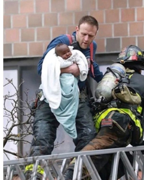 Stranger helps mom and kids escape deadly Bronx fire that killed 19 and injured more than 60 - picture 4