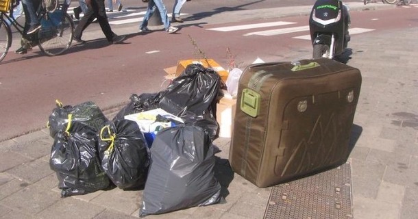 STRANGER PRIES OPEN LOCKED SUITCASE ON STREET-LEFT HORRIFIED BY HIS FINDINGS - picture 2