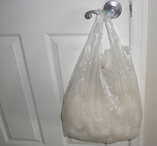 Stranger Recorded Hanging Suspicious Bag On Family's Door. Homeowner Looks Inside It & His Eyes Light Up - picture 2