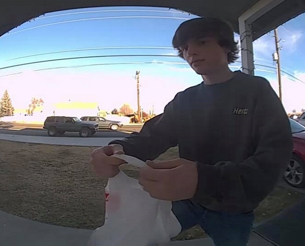 Stranger Recorded Hanging Suspicious Bag On Family's Door. Homeowner Looks Inside It & His Eyes Light Up - picture 3