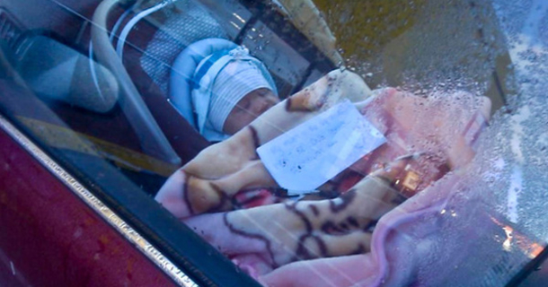Stranger Spots Newborn Alone In A Car With A Handwritten Note. When They Read The Note, They’re Terrified By What It Says. - picture 2