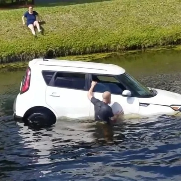 Strangers Heroically Save Woman From Submerged Vehicle Following Seizure - picture 3