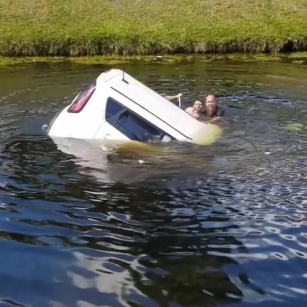 Strangers Heroically Save Woman From Submerged Vehicle Following Seizure - picture 5