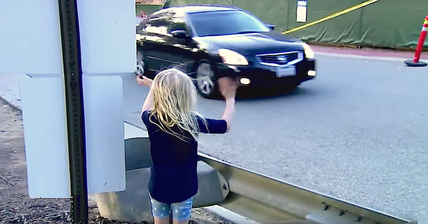 Strangers notice barefoot child waving them down, then she takes them into the woods - picture 2
