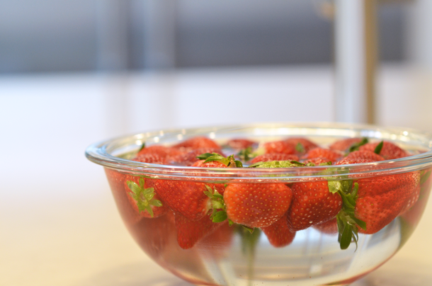 Strawberries spoil quickly. Expert farmer shares brilliant tips to keep your strawberries fresh - picture 4