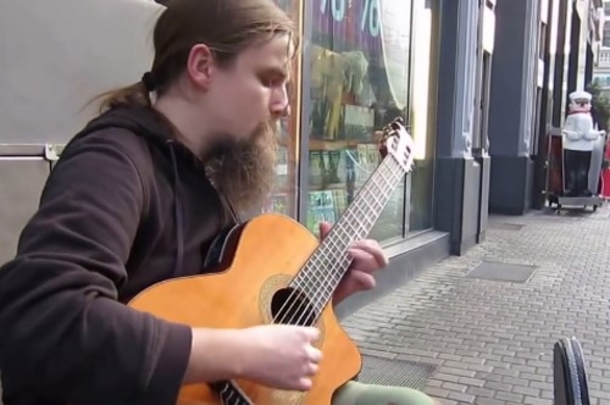 Street Performers Plays His Guitar For Audience; Minutes Later People Throw Money At Him - picture 2