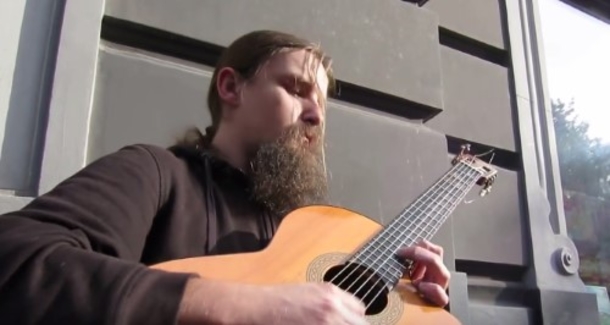 Street Performers Plays His Guitar For Audience; Minutes Later People Throw Money At Him - picture 3