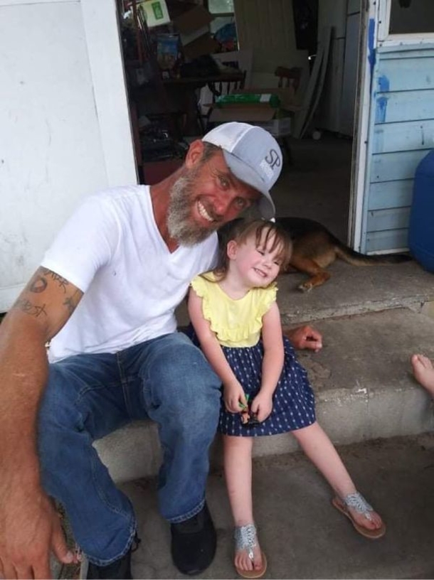 Strong 11-year-old girl survives shooting by playing dead and praying after ex-marine shot her and four family members - picture 2