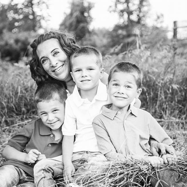 Struggling grandma raising triplets by herself comes across a note and $300 on the table - picture 5