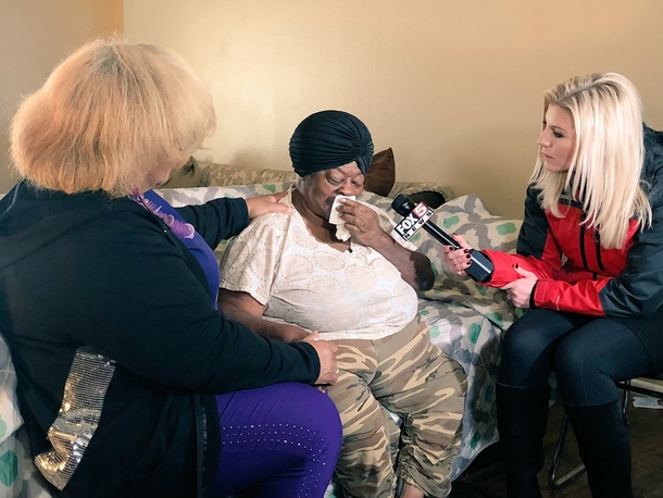 Struggling great grandmother raises 6 kids alone, left in tears when stranger makes change on rent - picture 3