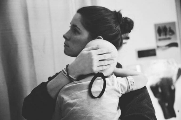 Struggling nurse attempted to be 'Sneaky', mom takes picture letting everyone know shes been caught - picture 4