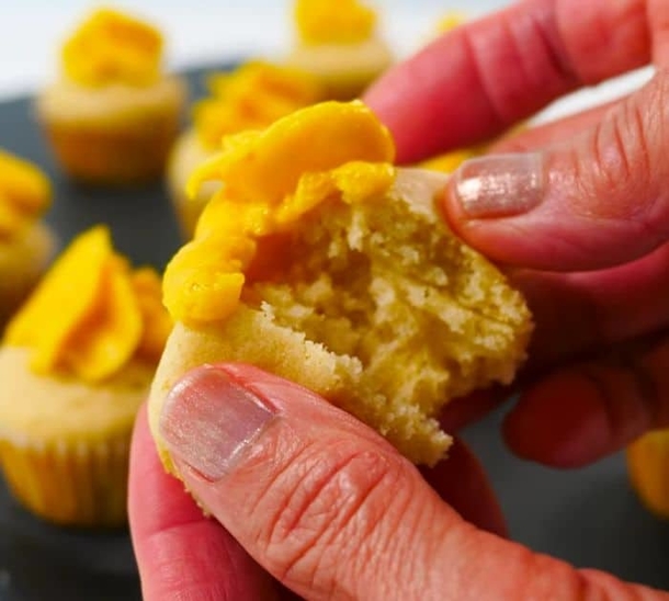 Super Easy Mini Lemon Cupcakes Recipe - picture 3