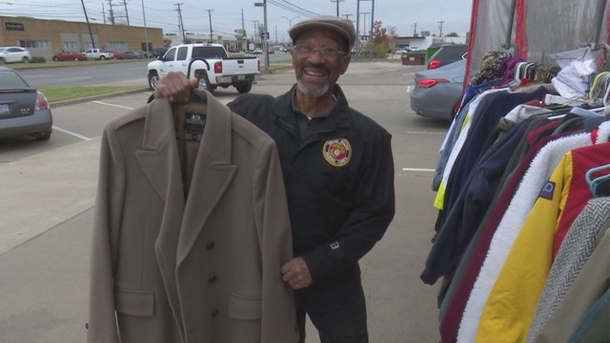 Taco Shop Owner Saw Homeless Freezing Outside, Inspires Customers To Give Back On Their Lunch Break. - picture 3