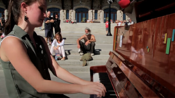 Talented musician amazes crowd as soon as she plays Queen classic ‘Bohemian Rhapsody’ - picture 2