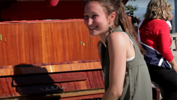 Talented musician amazes crowd as soon as she plays Queen classic ‘Bohemian Rhapsody’ - picture 3