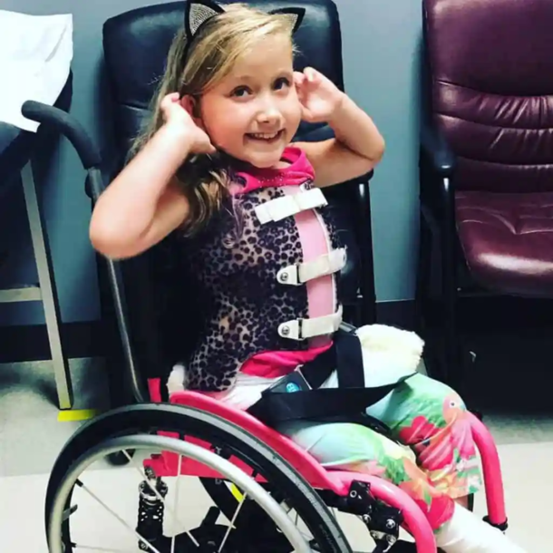 Teacher carries child with spina bifida on his back so she she's able to go to her field trip - picture 2
