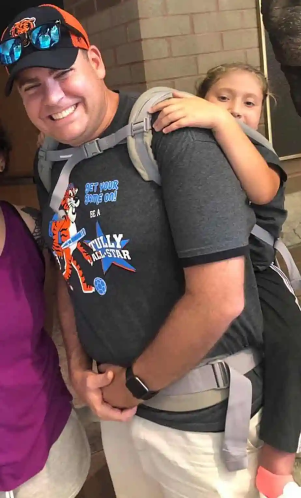 Teacher carries child with spina bifida on his back so she she's able to go to her field trip - picture 3