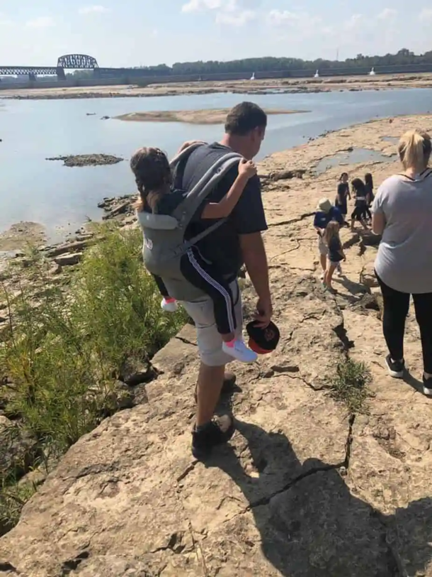 Teacher carries child with spina bifida on his back so she she's able to go to her field trip - picture 4