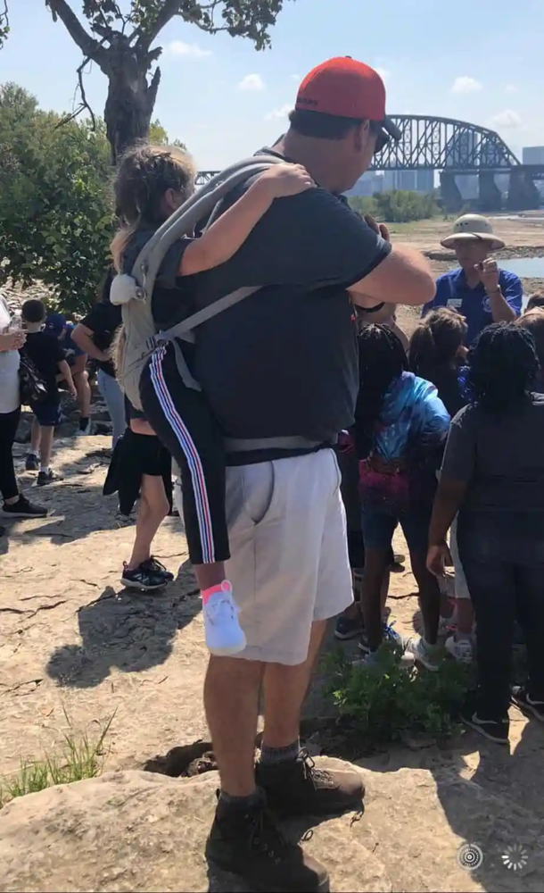 Teacher carries child with spina bifida on his back so she she's able to go to her field trip - picture 5