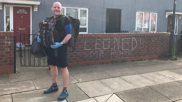Teacher walks 5 miles each day to deliver food to kids - He's now being hailed a hero - picture 2