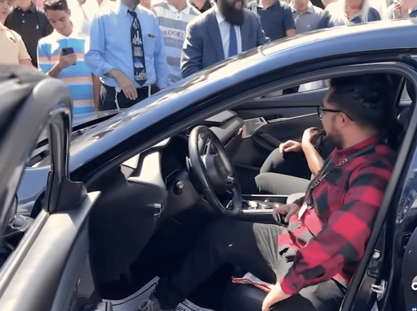 Teacher who rode the bus for 2 hours everyday, surprised by students with new car, gas, and insurance - picture 4