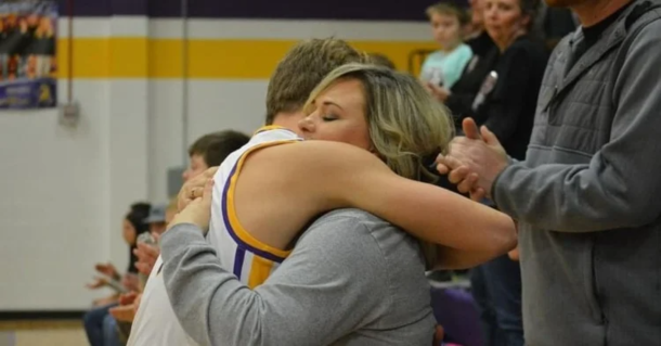 Teammates Comfort Mother Of 14-Year Old Who Passed Away In Sweetest Way - “It’s Like My Child’s Hugging Me.” - picture 2