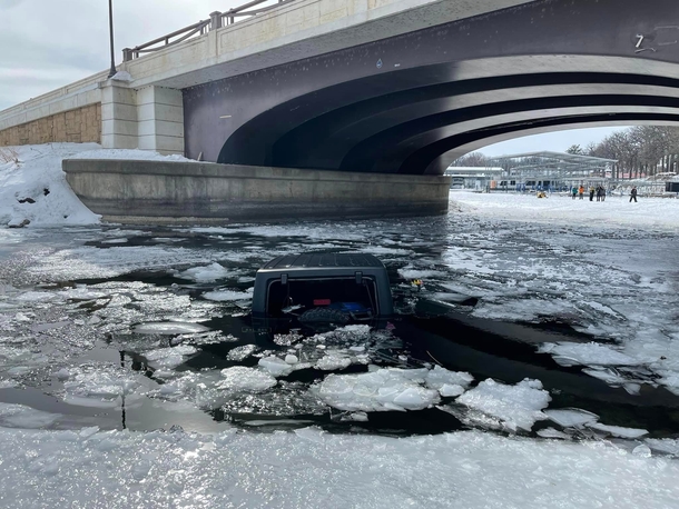 Teen Breaks Jeep Window To Rescue Elderly Man And Dog From Icy Lake. - picture 2