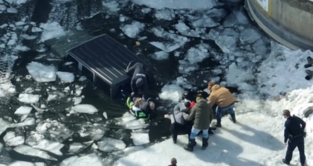 Teen Breaks Jeep Window To Rescue Elderly Man And Dog From Icy Lake. - picture 3