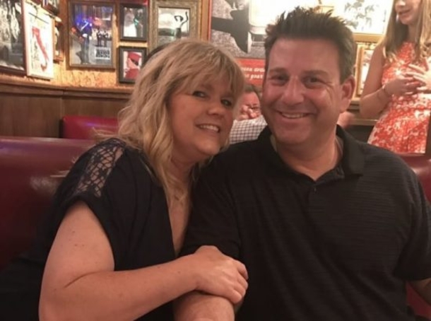 Teen Finds Dad Sitting In Strange Spot, When She Realizes Why, She Instantly Snaps A Picture - picture 2