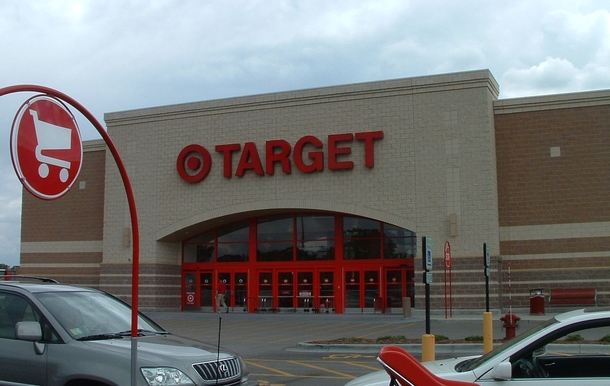 Teen notices strange man at Target moving closer to little girl – his gut says “stop him now” - picture 4
