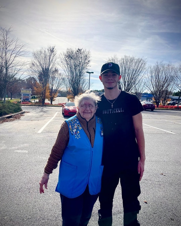 Teen raises over $180k for 81-year-old Walmart worker so she can pay off her mortgage and finally retire - picture 5