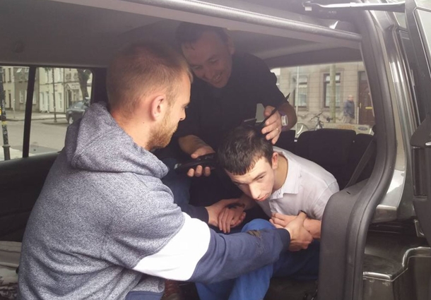Teen Refuses To Get His Haircut, Barber Leads Him Into Car & Mom Captures Act On Camera - picture 3