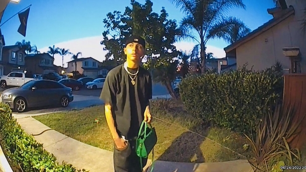 Teen returns lost purse filled with cash to owner after finding it at grocery store - picture 2