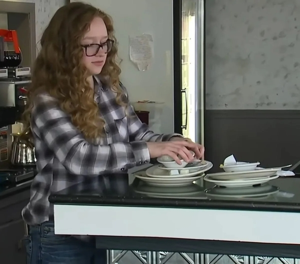 Teen sacrifices her college fund to pay for restaurant where she used to work as a dishwasher - picture 2