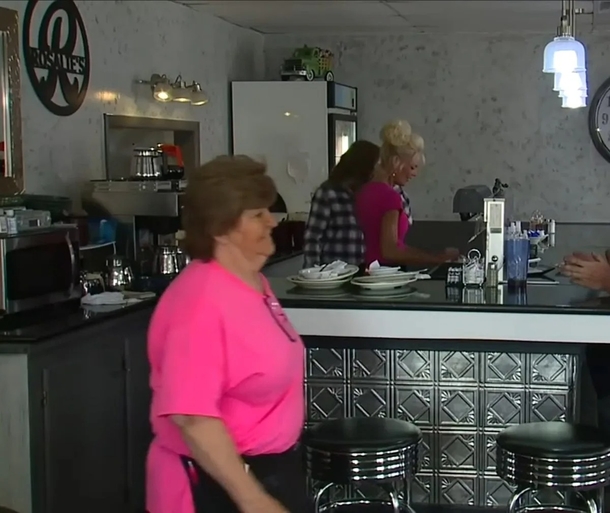 Teen sacrifices her college fund to pay for restaurant where she used to work as a dishwasher - picture 4