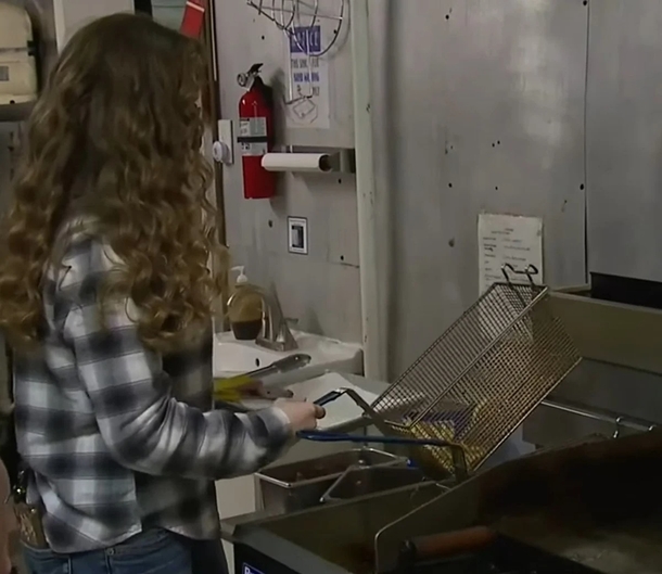 Teen sacrifices her college fund to pay for restaurant where she used to work as a dishwasher - picture 5