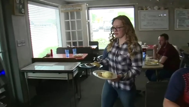 Teen sacrifices her college fund to pay for restaurant where she used to work as a dishwasher - picture 6