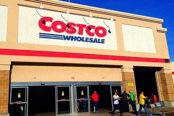 Teen Sees Man In Store Aisle, Notcies His Back And Immediately Reaches For Her Phone - picture 2